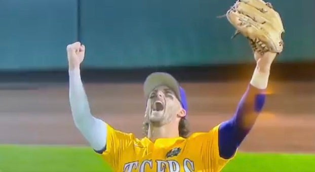 LSU wins 1st College World Series since 2009, beat Florida 18-4